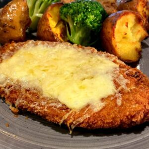Piept de pui in crusta de parmezan cu cartofi copti