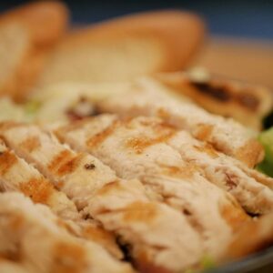 Salata  cu fasii de piept de pui la grill
