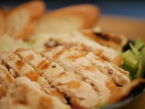Salata  cu fasii de piept de pui la grill
