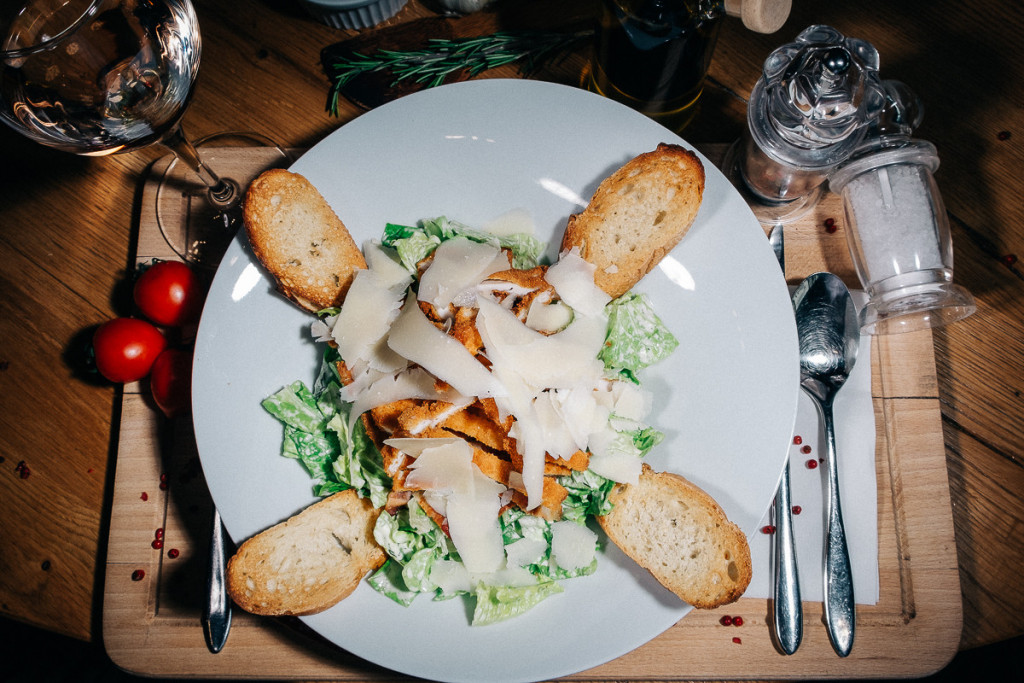 Salata cu fasii de snitel de pui