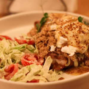 Oua posate cu pulled pork si dressing de mustar