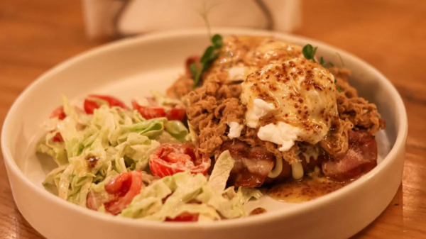 Oua posate cu pulled pork si dressing de mustar